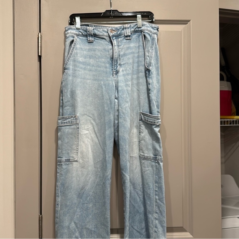 Light acid wash cargo jeans